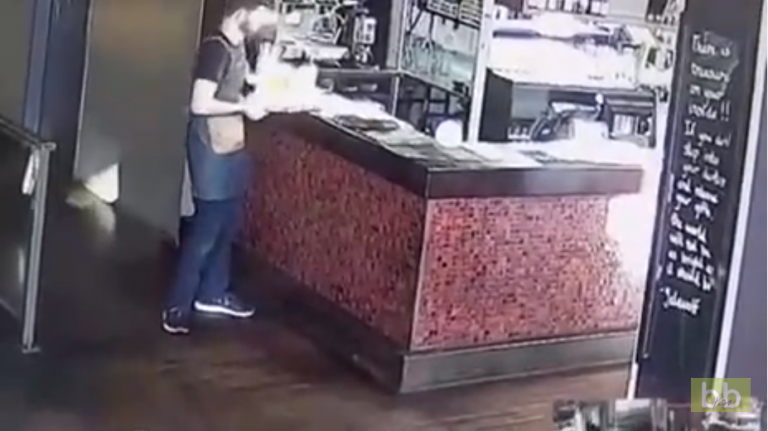 La réaction désespérée d’un serveur quand il fait tomber ses bières