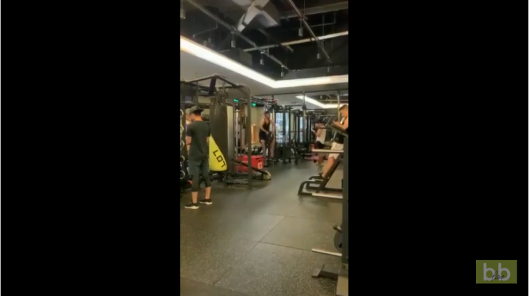 L&rsquo;idiot du village tente de faire de la musculation