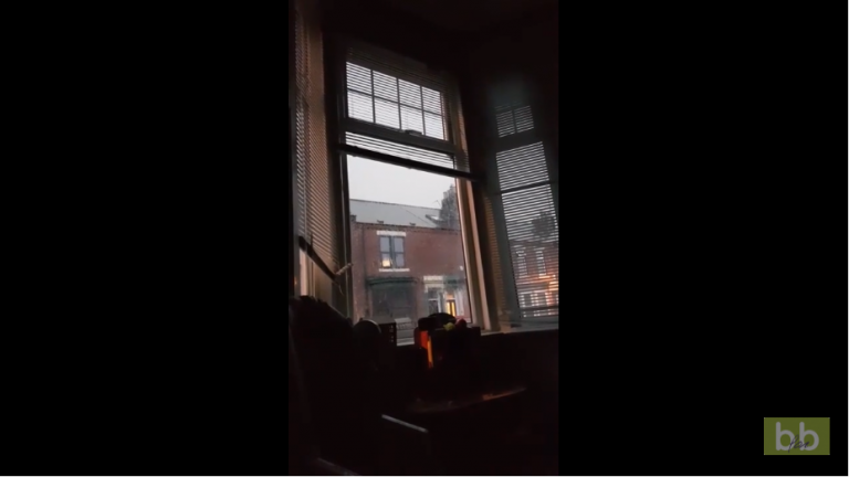 Quand la foudre frappe la maison juste en face…