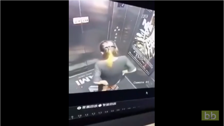 Quand une belle blonde fait ses besoins dans un ascenseur !! Et que quelqu&rsquo;un arrive…