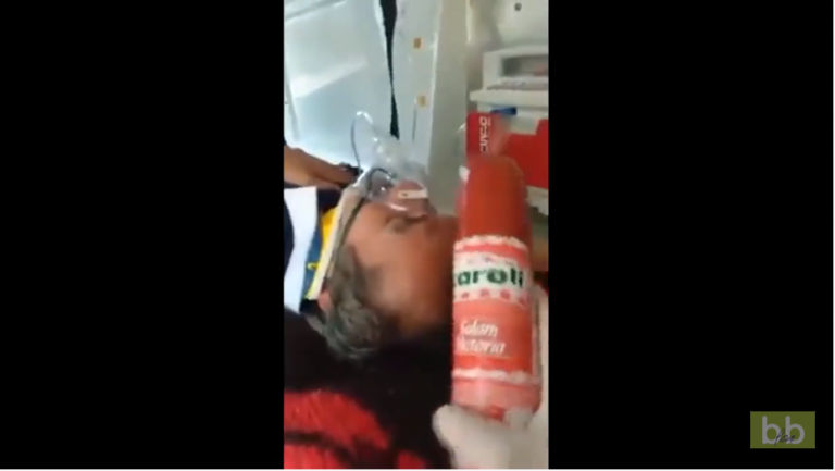 Un ambulancier tape ce patient inconscient avec un salami