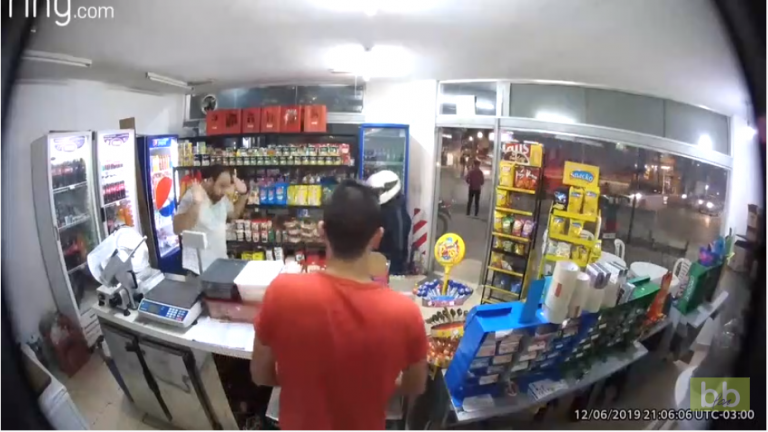 Un braqueur se tire lui-même dans l’entrejambe avec son arme