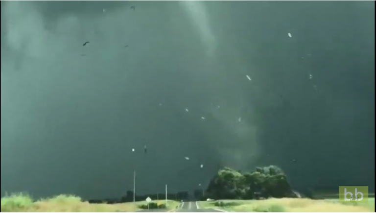 Un conducteur se retrouve face à face avec une grosse tornade