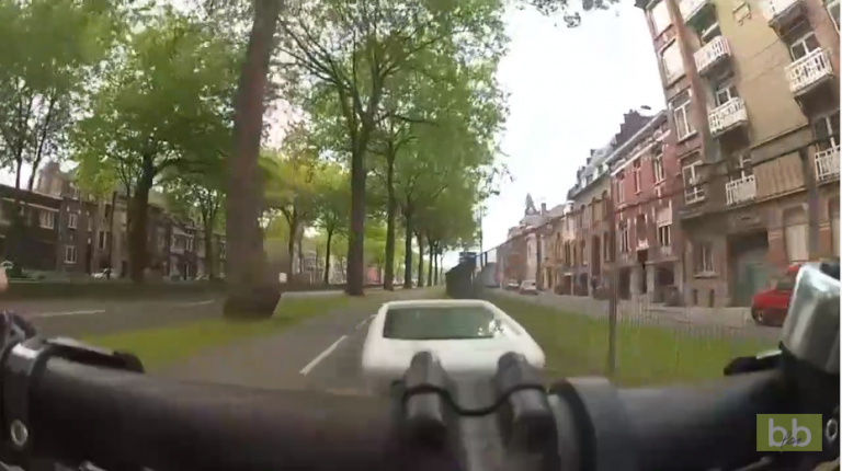 Un cycliste se fait harceler par un homme en scooter mais le karma n&rsquo;est pas très loin