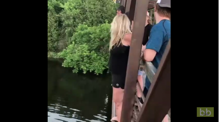 Un homme fait un plat de 5m de haut dans la rivière !