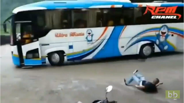 Un homme préfère sauter d’un autocar en marche plutôt que d’avoir un accident