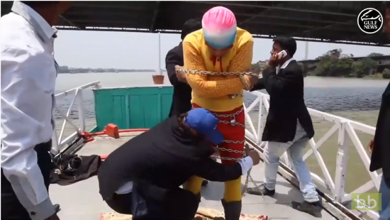 Un magicien enchaîné dans le Gange mais n’est jamais remonté à la surface