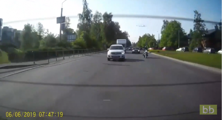 Un motard percuté par une voiture sur un passage piéton