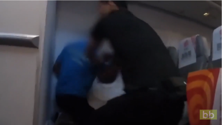 Un passager Chinois tente d’exploser le hublot d’un avion en plein vol