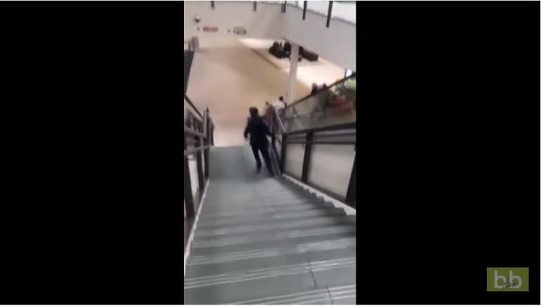Un policier chute dans les escaliers en poursuivant un voleur !