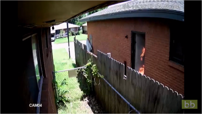 Une femme met le feu à la maison du voisin mais se fait filmer par sa propre caméra de surveillance
