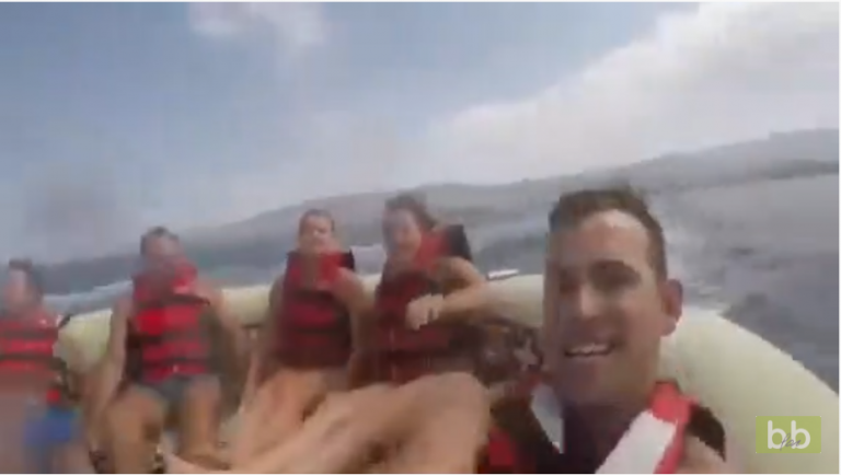 Une jeune femme se fait éjecter de la bouée tractée par un bateau !