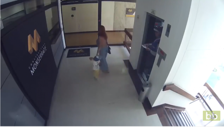 Une maman sauve sa fille d’une chute dans une cage d’escalier