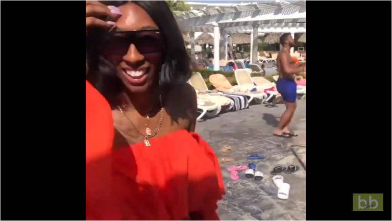 Vidéo drôle : Quand une fille va draguer un homme au bord de la piscine mais que la copine n&rsquo;est pas loin…