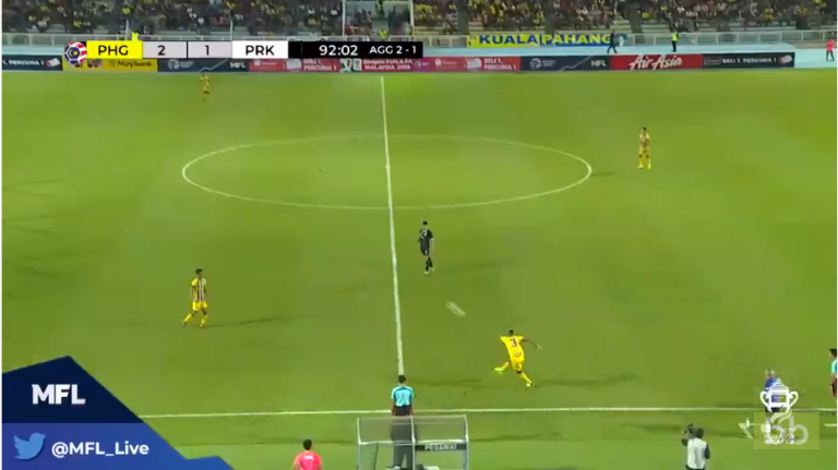 Il marque un coup franc exceptionnel de la moitié de terrain