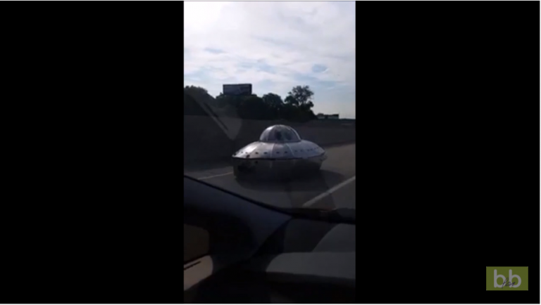 ll croise un OVNI sur la route…