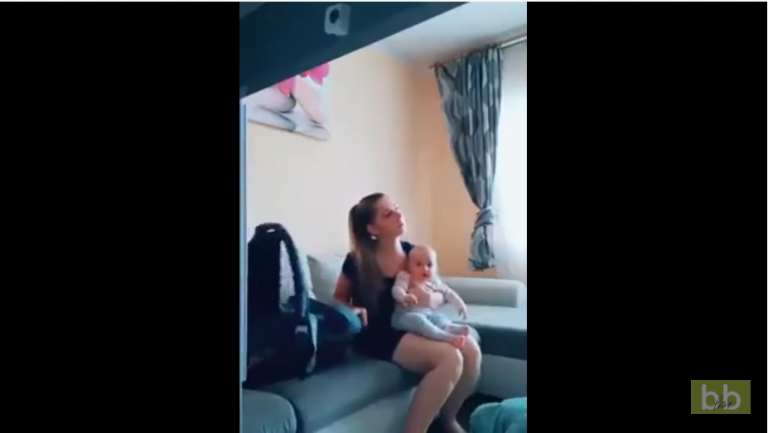 Cette jeune maman est vraiment très fatiguée