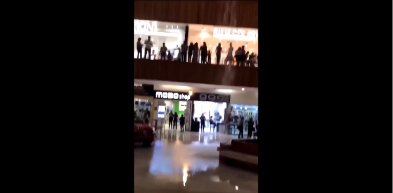 Un groupe joue la musique du Titanic dans un centre commercial en pleine inondation