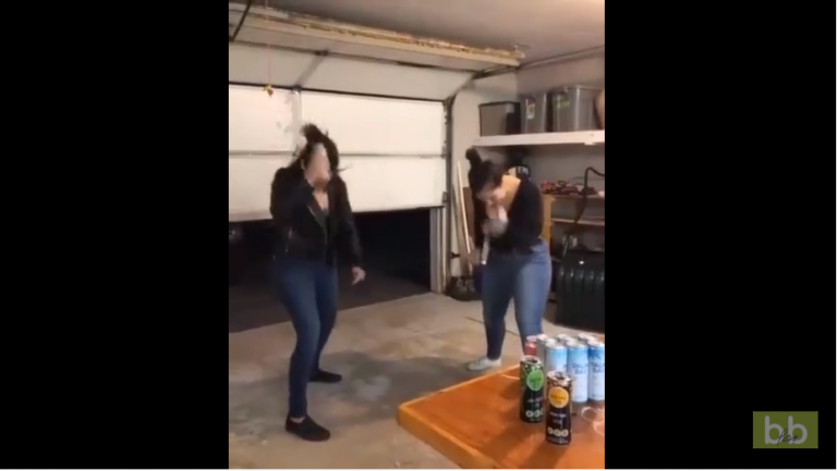 Elle tente d&rsquo;ouvrir une canette de bière avec la tête… de sa copine…