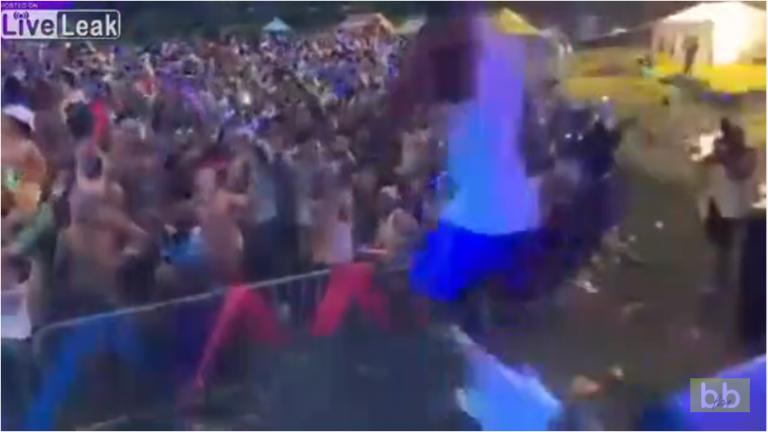 Ce chanteur tombe sur la barrière en sautant dans le public de ce festival !