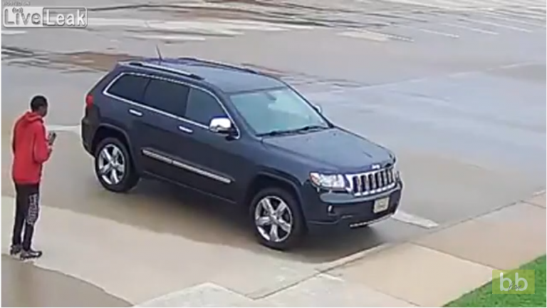 Ce voleur n&rsquo;arrive pas à voler cette voiture, car la voiture blindée !