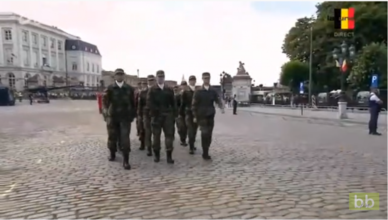 De jeunes soldats ont un gros problème de synchronisation lors du défilé de la Fête nationale belge