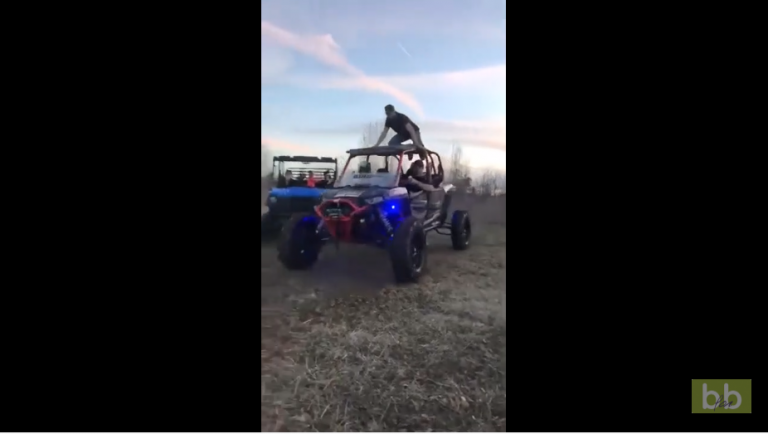 Des jeunes veulent traverser un étang à bord d’un buggy