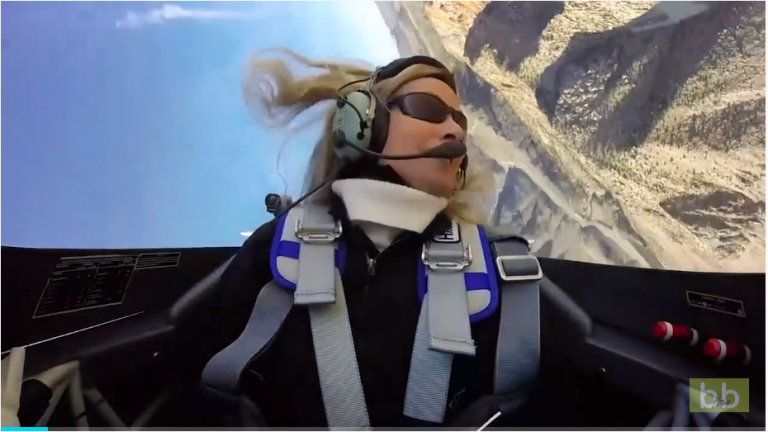 Elle fini Ko en prenant 8G dans un avion en pleine accélération