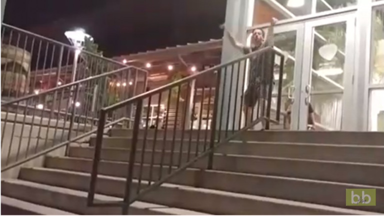 Glisser sur une rambarde collante, ça pique !