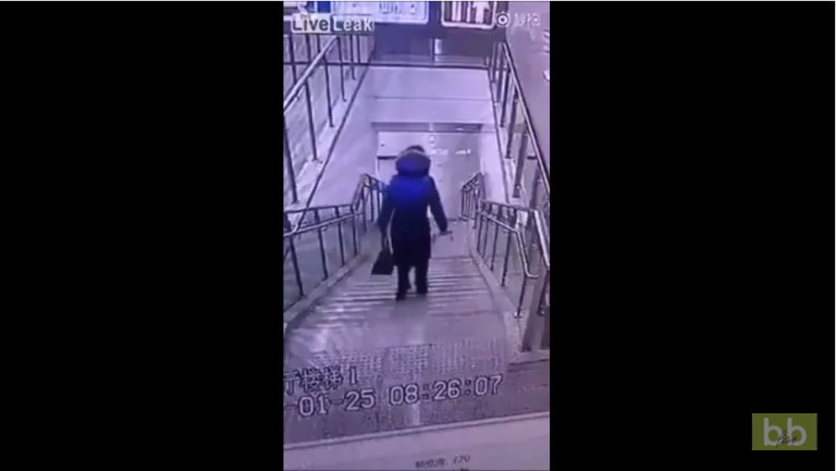 La plus belle gamelle dans les escaliers du métro.