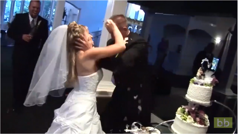 Quand le mariage dégénère au moment de la découpe du gâteau…