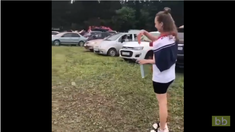 Quand une fille fait des bulles sur un parking