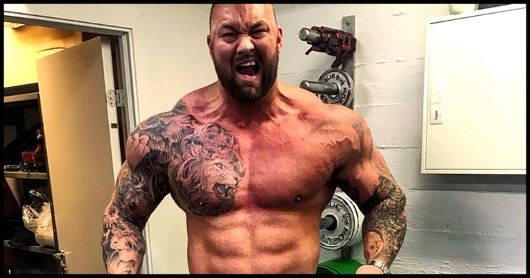 UN JOUR DANS LA VIE DE L’HOMME LE PLUS FORT DU MONDE!