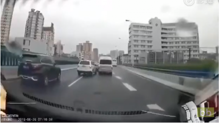 Un automobiliste fait un doigt d’honneur et se fait immédiatement punir