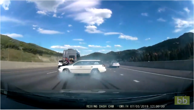 Un automobiliste perd le contrôle de sa voiture et fait un 360°….