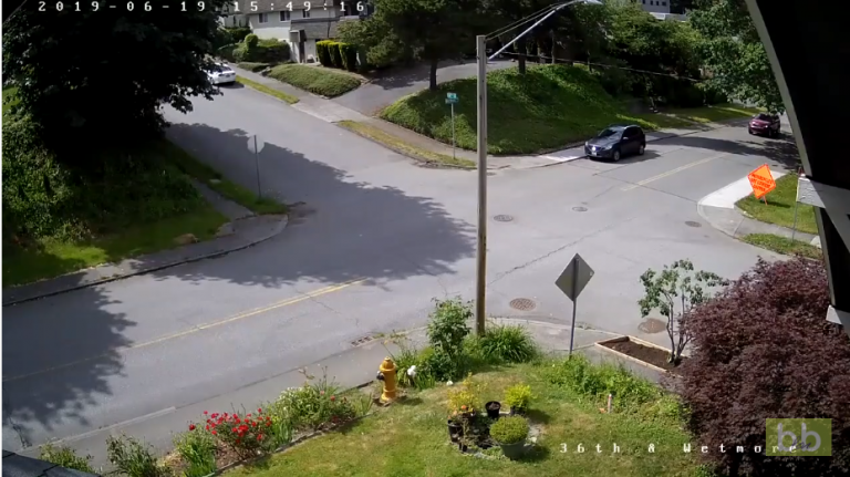 Un cycliste déboule comme un dingue en grillant un stop
