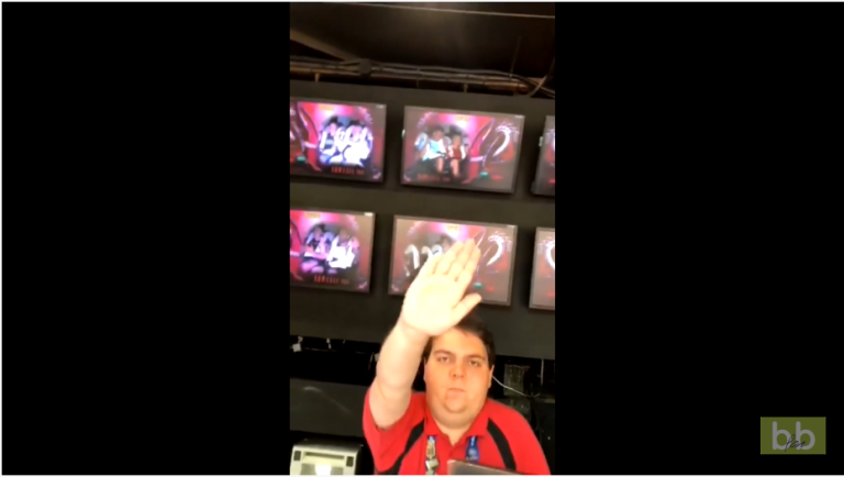 Un employé d’une attraction essaye d’empêcher un homme de filmer la photo de son tour de manège