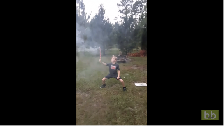 Un enfant s’enflamme un peu trop en jouant avec une chandelle romaine