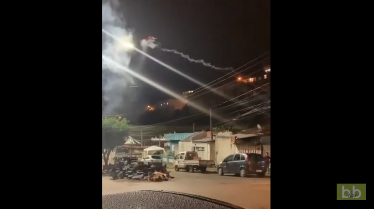 Un homme envoie des fusées avec un drone pour disperser des voisins qui font trop de bruit