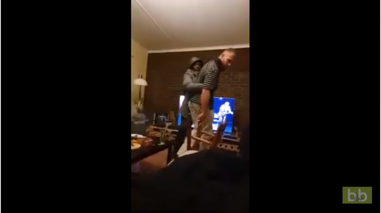 Un homme ivre pète complètement un câble et saute à travers une fenêtre