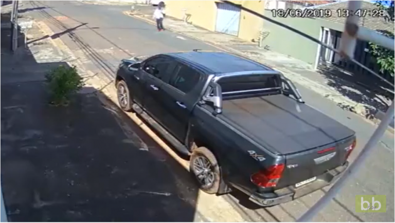 Un homme tente de braquer un automobiliste mais se fait tirer dessus