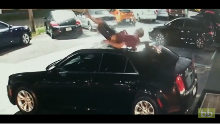 Un homme tombe du haut d’un immeuble et s’écrase sur une voiture