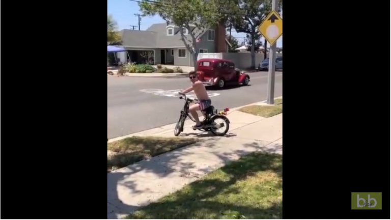 Un idiot fait mumuse avec sa mobylette et ça tourne mal…