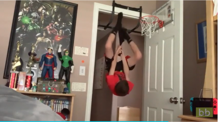 Un jeune garçon s&rsquo;entraîne à être Spiderman…