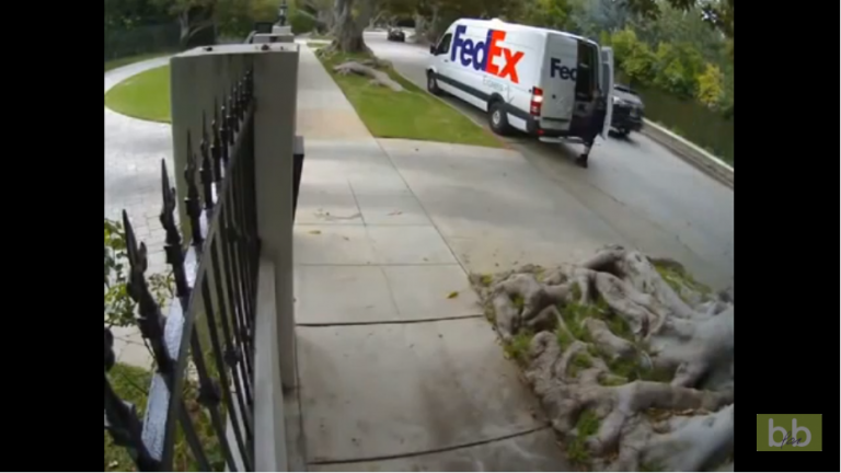 Un livreur FEDEX dépose une télévision à sa façon chez un client