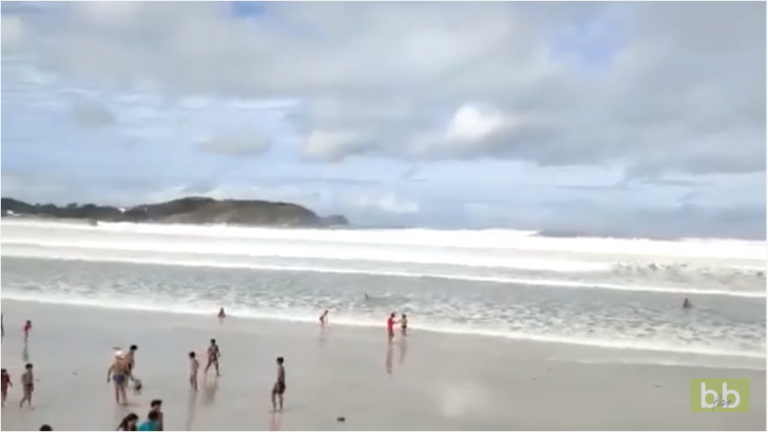 Un mini-tsunami provoque un début de panique sur une plage brésilienne