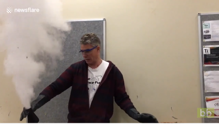 Un professeur de Chimie surpris par sa propre expérience !