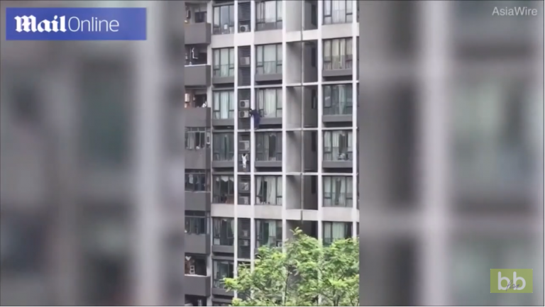 Un père escalade un immeuble pour sauver son fils de 7 ans