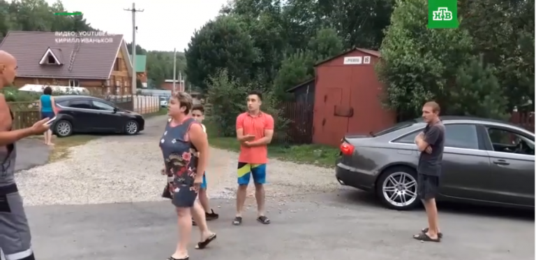 Un russe pas content détruit la maison de ses voisins à coup de tractopelle