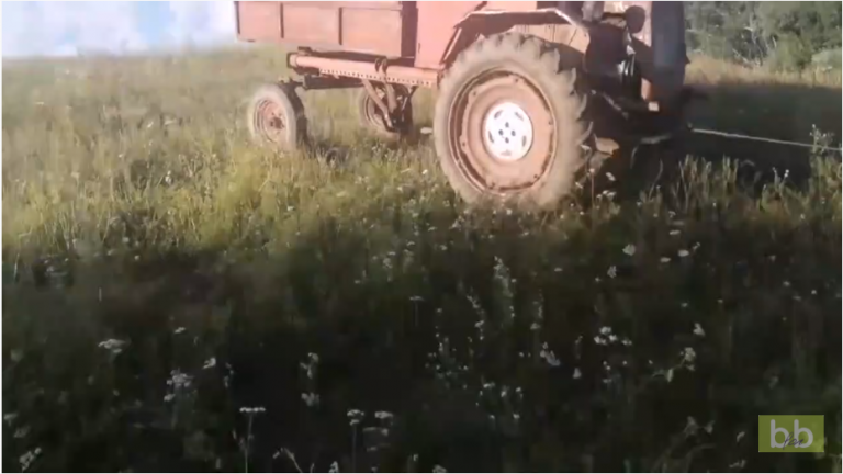 Un tracteur vient aider une voiture embourbée dans un champ mais ça finit mal